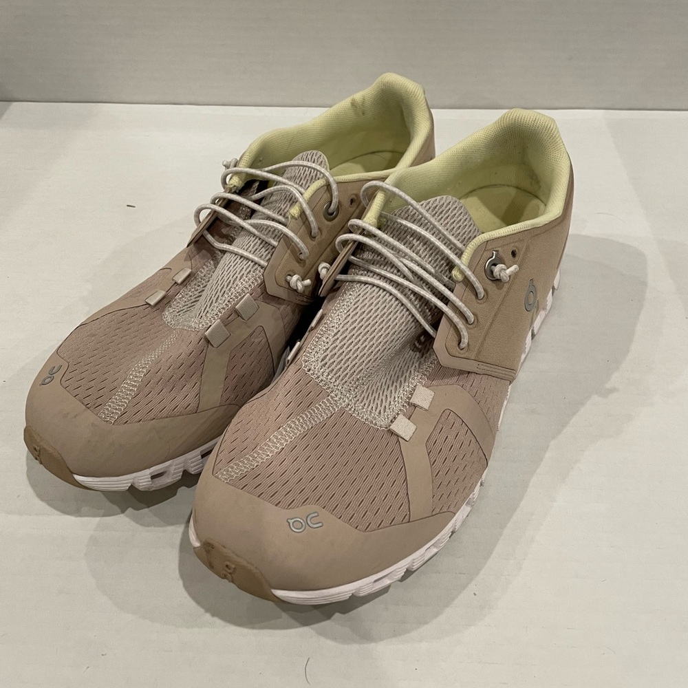 On Cloud running sneakers